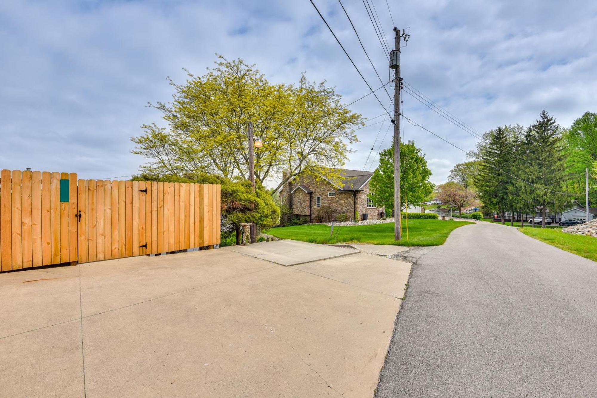 Rome City Lake House With Dock And Waterfront Views! Kendallville ภายนอก รูปภาพ